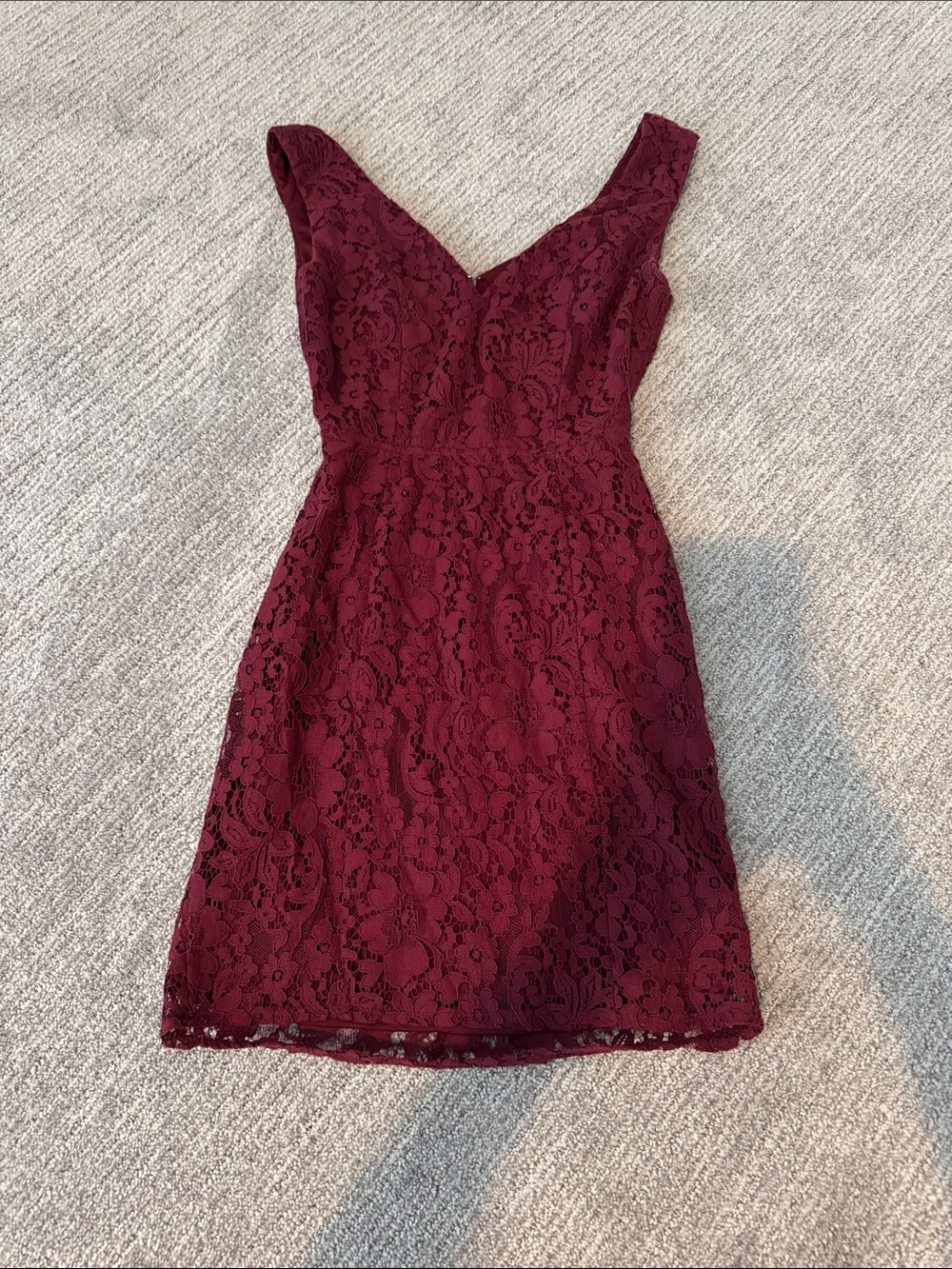 Lulu's Sleeveless Lace V‑Neck Mini Dress in Burgundy